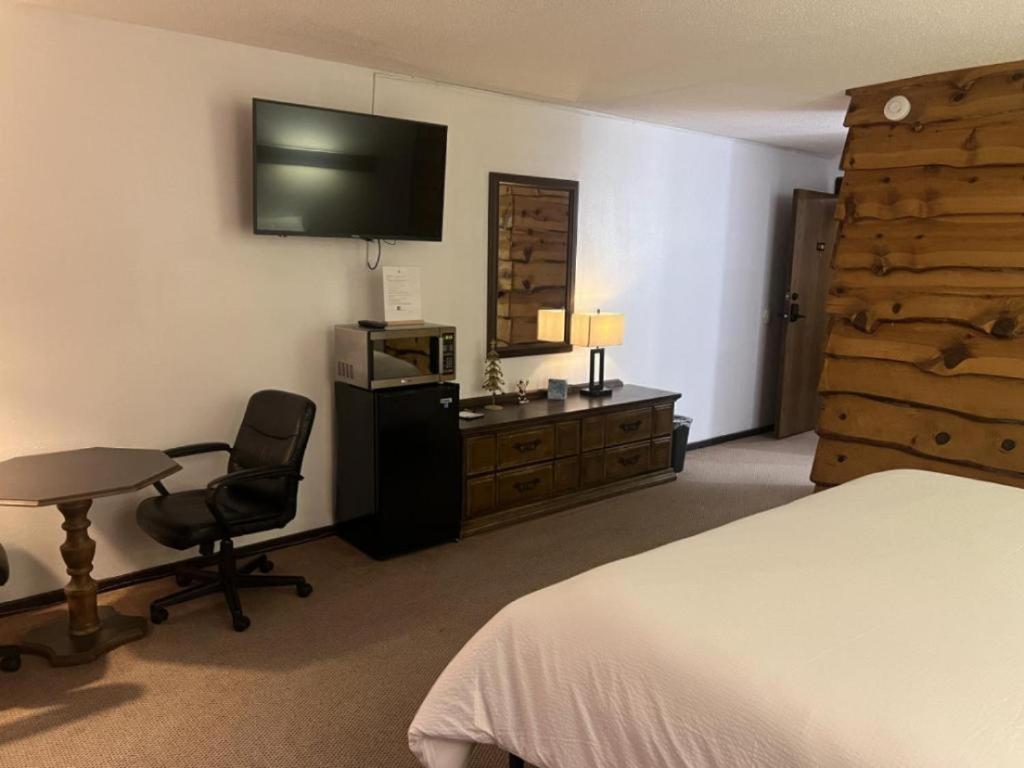 Bridge Inn Tomhawk - 2Nd Floor, 1 King Size Bed, Balcony, River View Tomahawk Buitenkant foto
