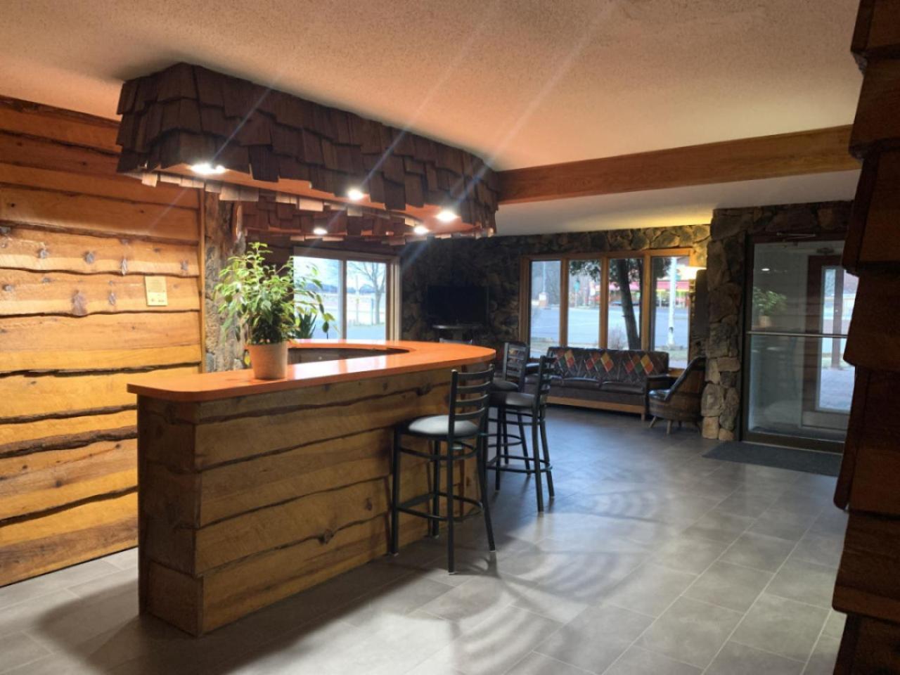 Bridge Inn Tomhawk - 2Nd Floor, 1 King Size Bed, Balcony, River View Tomahawk Buitenkant foto