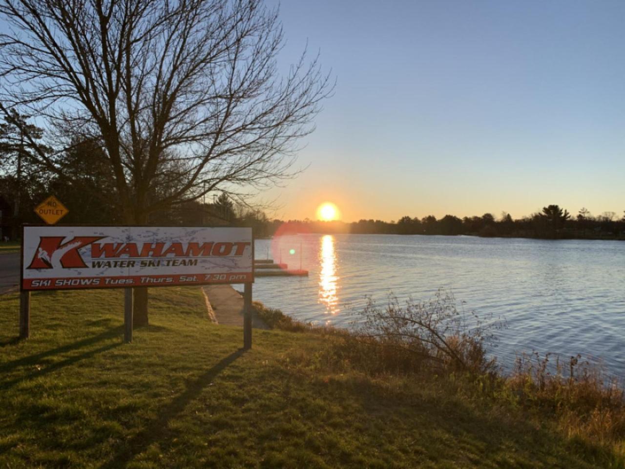 Bridge Inn Tomhawk - 2Nd Floor, 1 King Size Bed, Balcony, River View Tomahawk Buitenkant foto