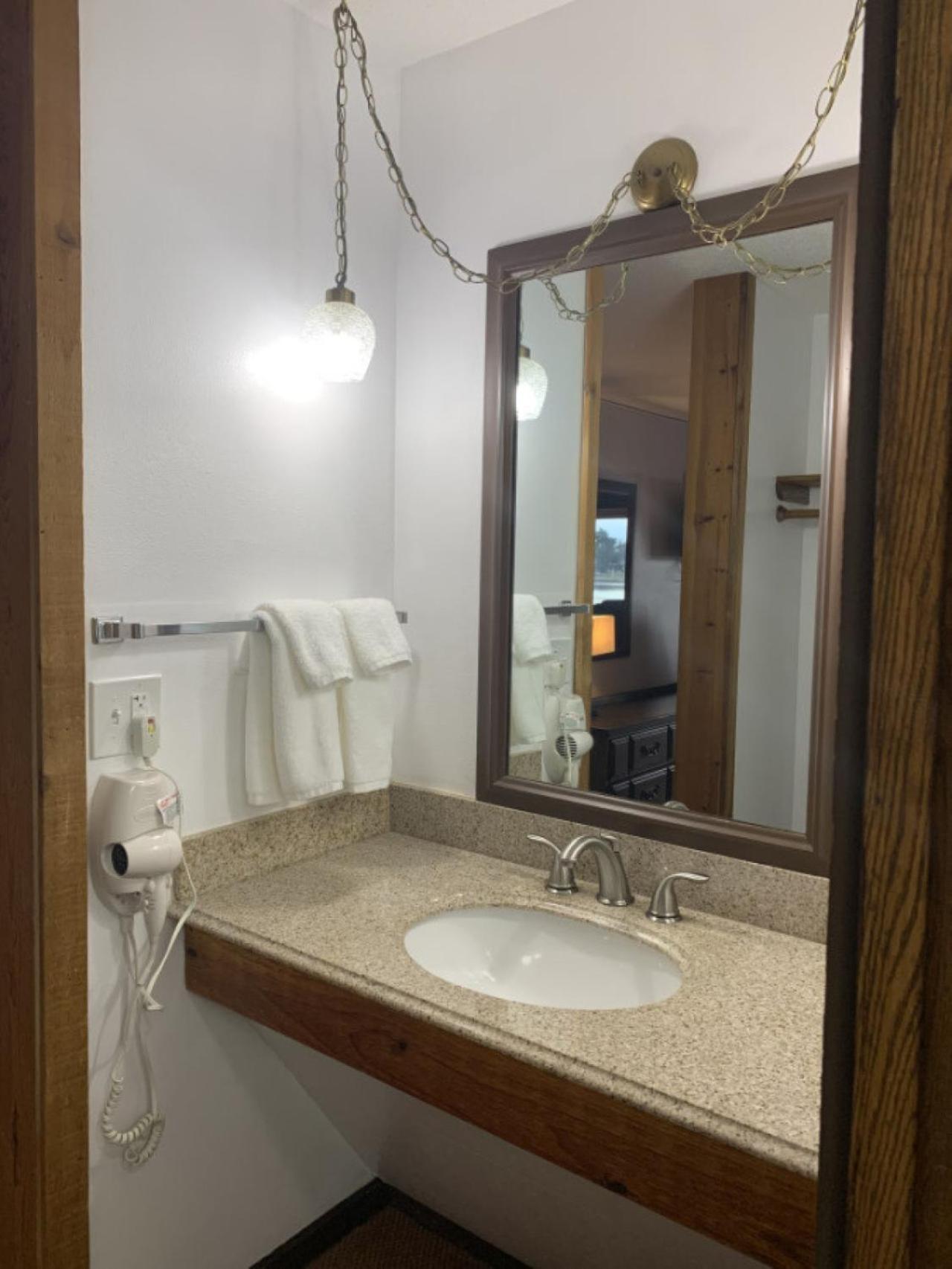 Bridge Inn Tomhawk - 2Nd Floor, 1 King Size Bed, Balcony, River View Tomahawk Buitenkant foto